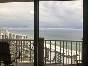 Varanda com vista para a praia e para o horizonte urbano.