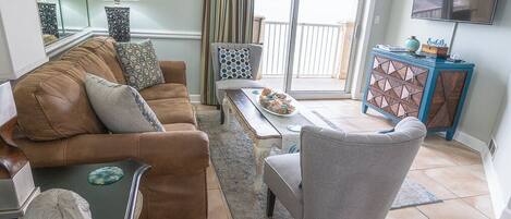 Una Smart TV, un reproductor de DVD, libros, una pantalla de ordenador