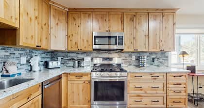 Dog-friendly mountain condo with washer/dryer, sleeps 2