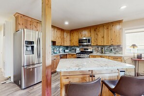 Fridge, microwave, oven, stovetop - Dog-friendly mountain condo with washer/dryer, sleeps 2 (Stateline)