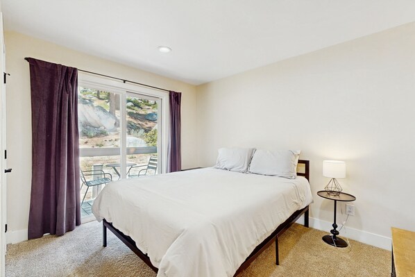 2 bedrooms, iron/ironing board, internet, bed sheets