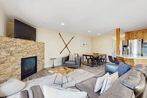 TV, fireplace, Netflix, streaming services - Dog-friendly mountain condo with washer/dryer, sleeps 2 (Stateline)
