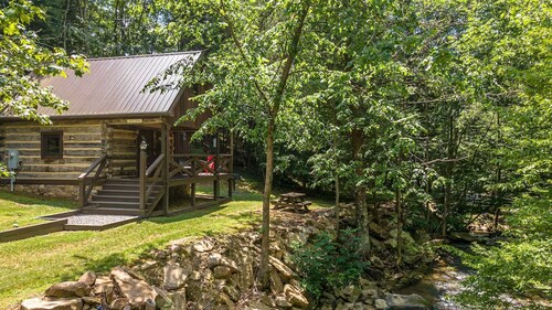 The Fishing Creek Cabin at Four Fillies Lodge w/ Hot Tub