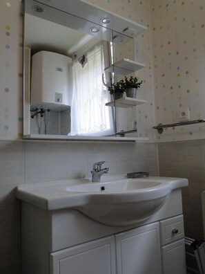 Badewanne, Handtücher, Toilettenpapier