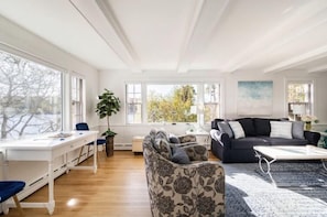 تلفزيون ذكي، مدفأة، كُتُب