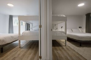 5 slaapkamers, een strijkplank/strijkijzer, reisbedje, wifi