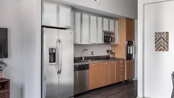 Estudio, 1 cama Queen size | Cocina privada | Refrigerador con congelador, microondas, horno y parrilla de estufa