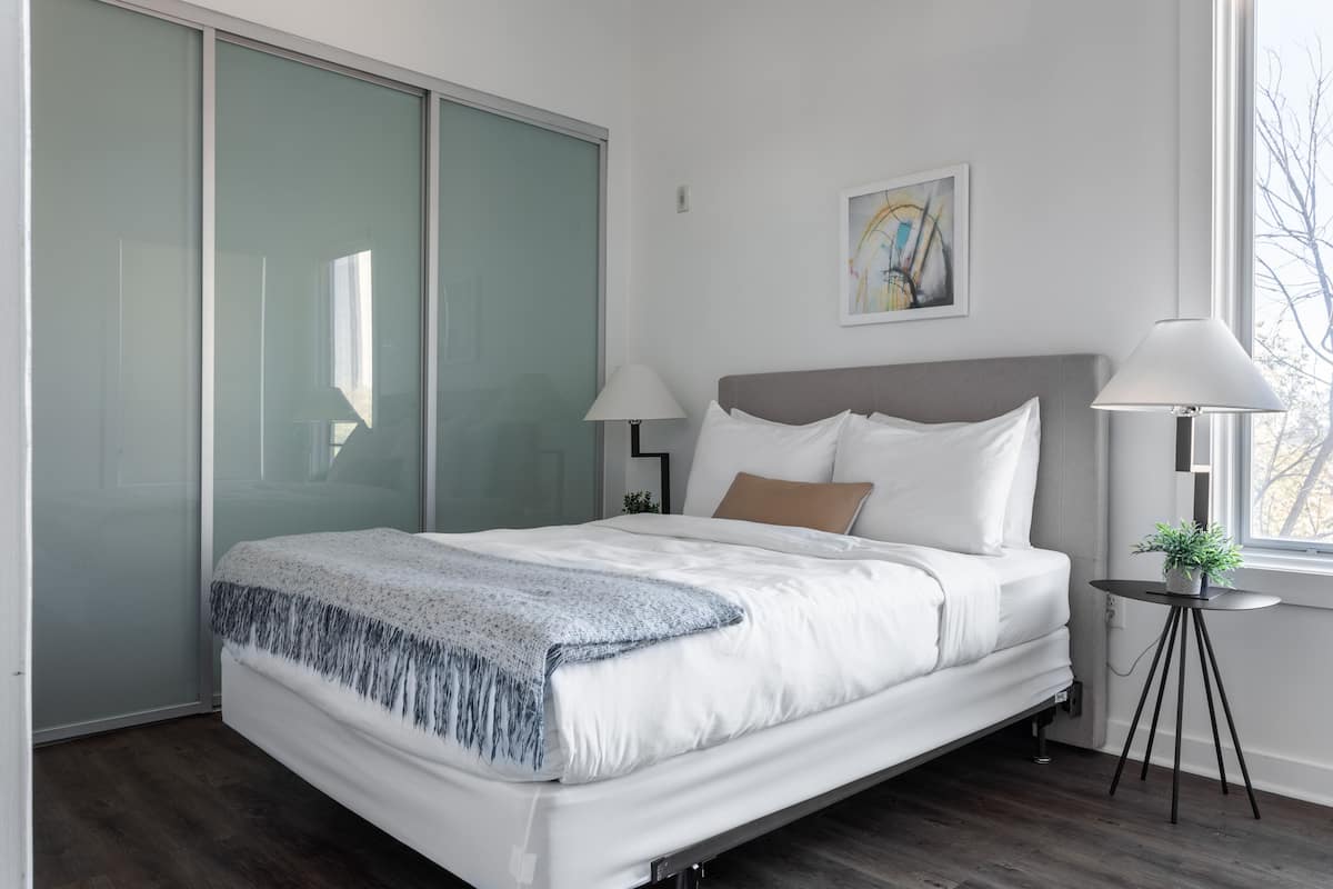 1 bedroom, Egyptian cotton sheets, premium bedding, Tempur-Pedic beds