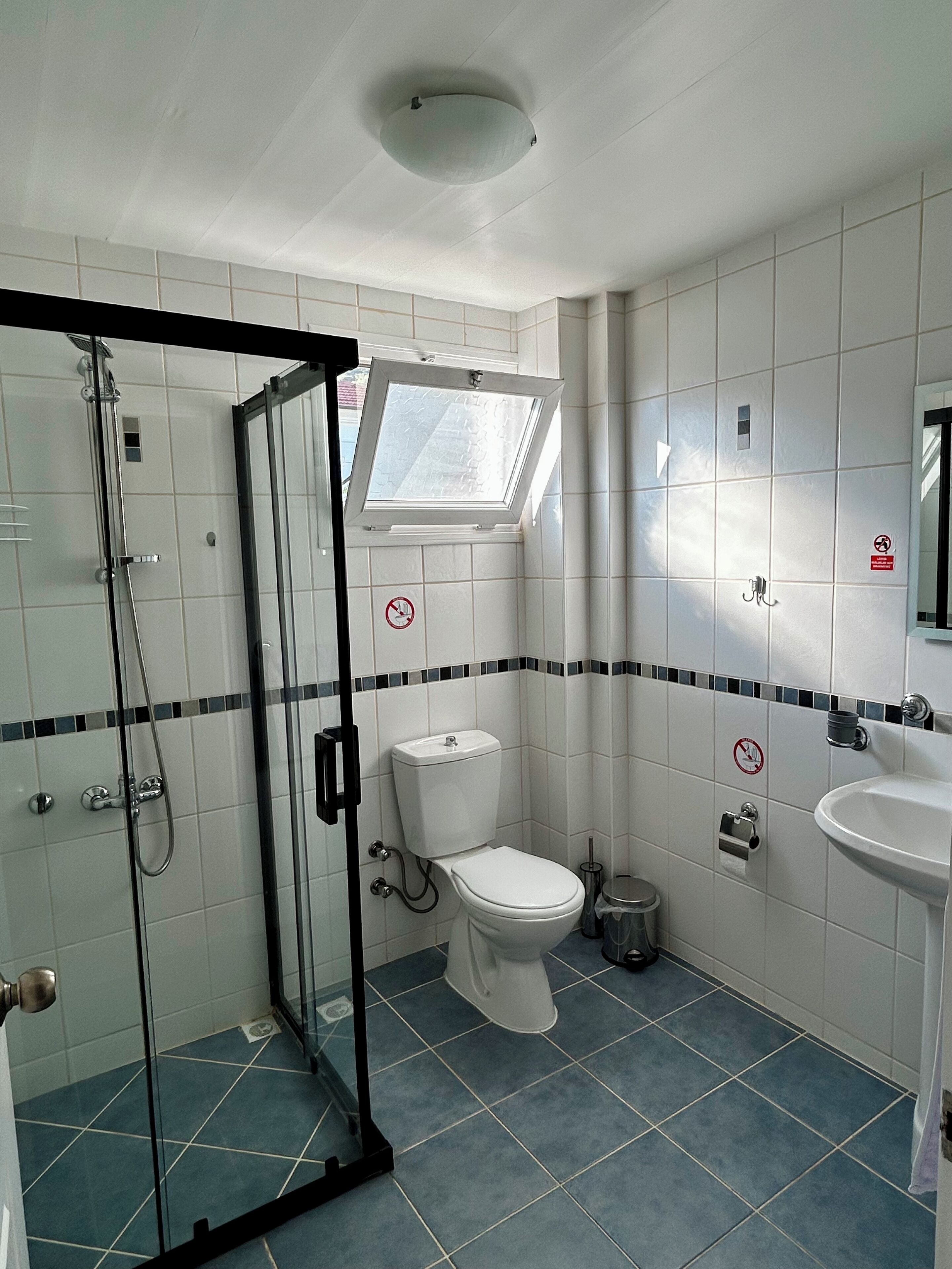 Combined shower/tub, towels, soap, toilet paper