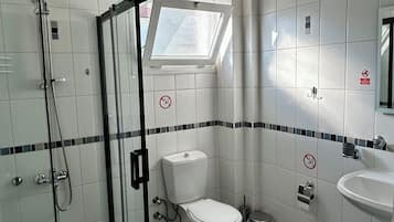 Combined shower/tub, towels, soap, toilet paper