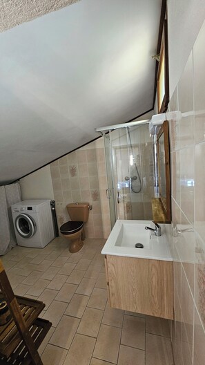 Shower, toilet paper - 3-PERSON GITE IN AUTHENTIC PROVENCAL FARMHOUSE (Suzette)