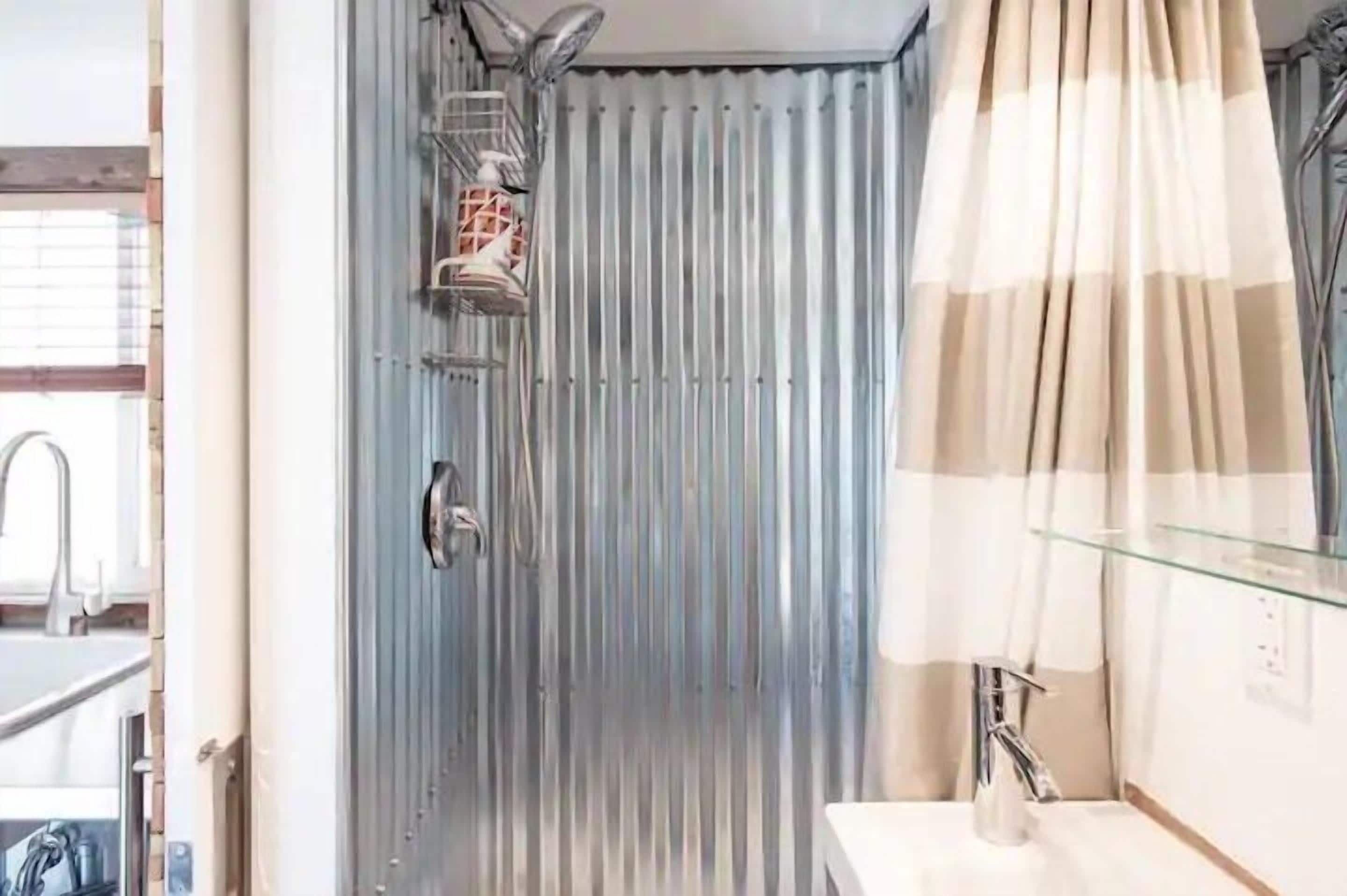 Séchoir à cheveux, savon, papier de toilette