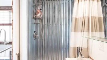 Hiustenkuivaaja, saippua, vessapaperi