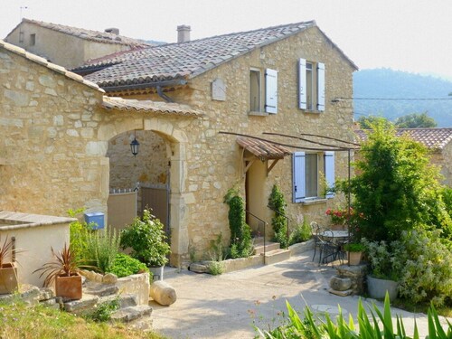 GITE SPACIEUX POUR 4 PERSONNES DANS AUTHENTIQUE FERME PROVENCALE