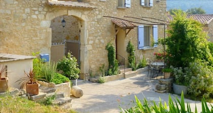 GITE SPACIEUX POUR 4 PERSONNES DANS AUTHENTIQUE FERME PROVENCALE