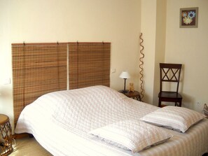 2 bedrooms, iron/ironing board, travel cot, free WiFi