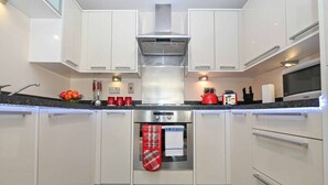 Apartment, 1 Queen Bed with Sofa bed | Private kitchen - Town Centre Apartment in Watford (Watford)