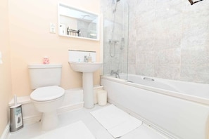 Appartement, 1 grand lit et 1 canapé-lit | Salle de bain | Baignoire et douche séparées, baignoire profonde