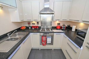 Apartment, 1 Queen Bed with Sofa bed | Private kitchen | Fridge, microwave, oven, stovetop - Town Centre Apartment in Watford (Watford)