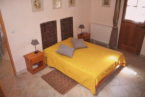 2 habitaciones, tabla de planchar con plancha y cuna de viaje
