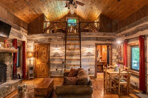 Smart TV, fireplace, DVD player - The Wilderness Lodge at Four Fillies Lodge (Peterstown)