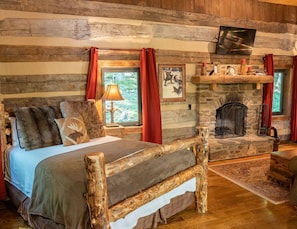 1 bedroom, WiFi - The Wilderness Lodge at Four Fillies Lodge w/ Hot Tub (Peterstown)