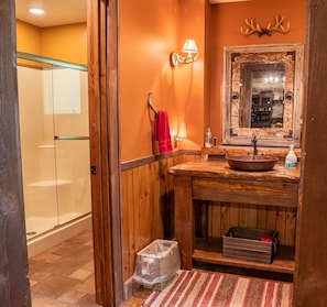 Hair dryer, towels, soap, toilet paper - The Wilderness Lodge at Four Fillies Lodge w/ Hot Tub (Peterstown)