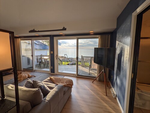 Beautiful Modern Waterfront Lake House With Views