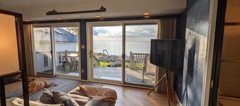 Beautiful Modern Waterfront Lake House With Views