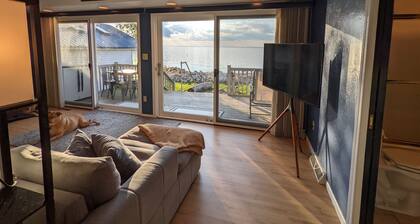 Beautiful Modern Waterfront Lake House With Views