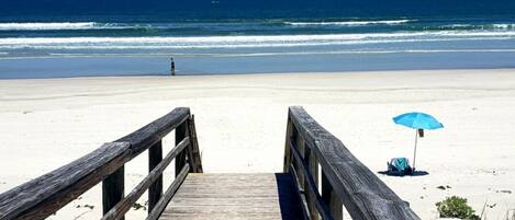 Beach nearby, sun loungers, beach towels