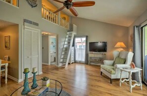 Een smart-tv, een open haard en boeken