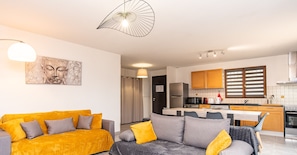 Smart TV, offices - GiteLesTournesols 3bed,4beds 3Queen size wifi parking garden Toulouse blagnac (BRUGUIERES)