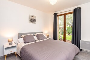 3 bedrooms, desk, iron/ironing board, free WiFi