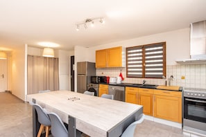 Fridge, microwave, oven, stovetop - GiteLesTournesols 3bed,4beds 3Queen size wifi parking garden Toulouse blagnac (BRUGUIERES)