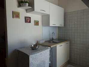 Frigorifero, forno, piano cottura, pentole/stoviglie/utensili