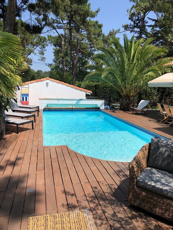 حمّام سباحة خارجي، حمّام سباحة مُدفَّأ