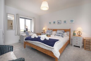 5 bedrooms, iron/ironing board, free WiFi, bed sheets