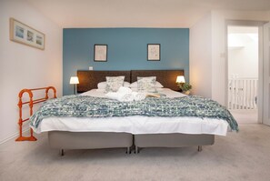5 bedrooms, iron/ironing board, free WiFi, bed sheets