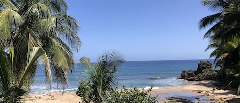 Nära stranden, solstolar och strandhanddukar