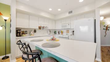 雪櫃、微波爐、焗爐、爐具