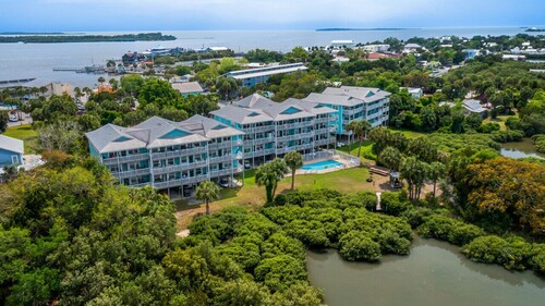 The Egret Condo: B202 is a vacation rental condo with a waterfront bayside view, a pool & more.