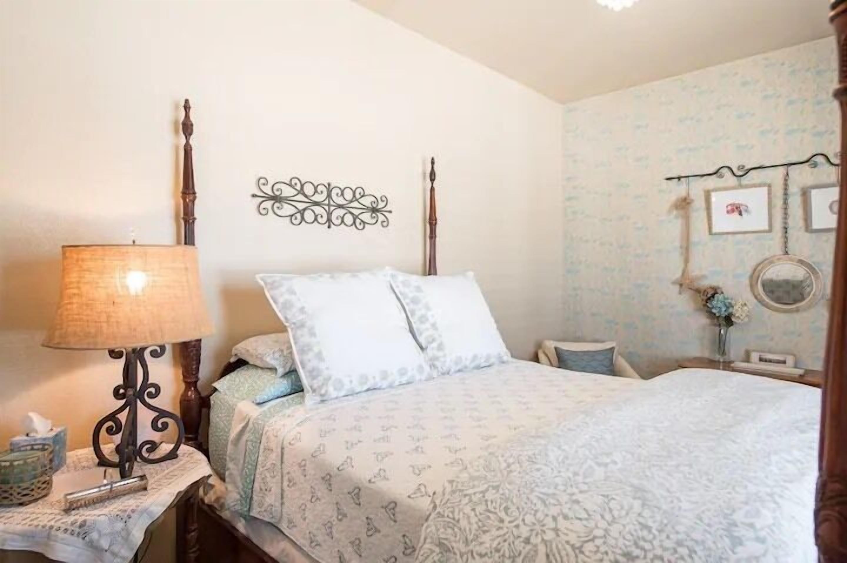 1 slaapkamer, een bureau, een strijkplank/strijkijzer, reisbedje