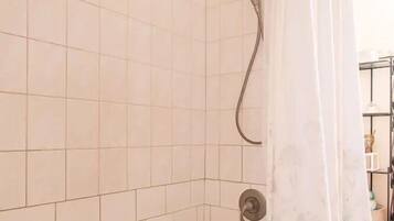 Een haardroger, zeep, toiletpapier