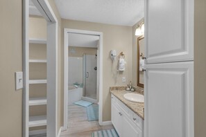 Bañera con ducha, bañera de hidromasaje, toallas, jabón