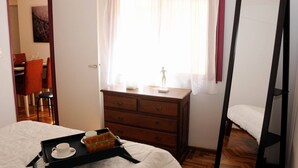 2 soverom, skrivebord, strykejern/-brett og wi-fi (inkludert)