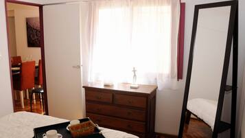 2 habitaciones, escritorio, tabla de planchar con plancha y wifi gratis