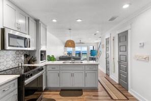 Refrigerador, microondas, cafetera/tetera, tostadora