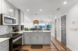 Refrigerador, microondas, horno y parrilla de estufa 