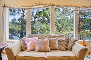 Een televisie, een open haard en een kantoor